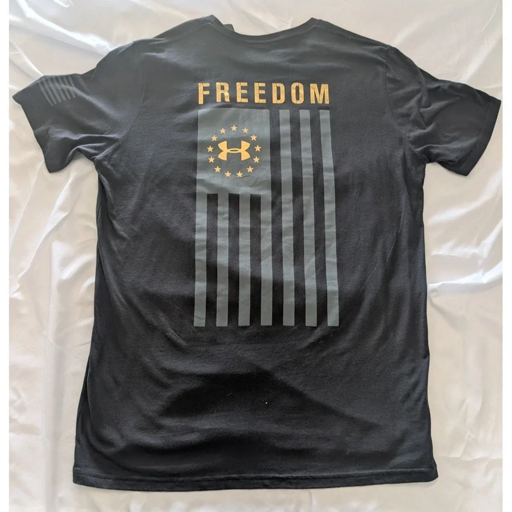 MENS UNDER ARMOUR BLACK AND GOLD SIZE US XL  DESIGN USA FLAG 🇺🇸
